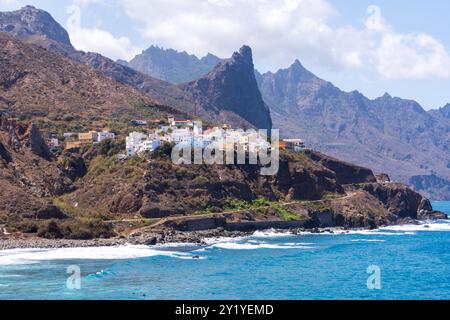 Die nördliche Küste Teneriffas von der Playa del Roque de las Bodegas gesehen. Stockfoto