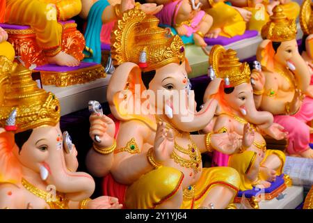 Am 7. September 2024 werden die neuen Götzen des Gottes, bekannt als Ganesha oder Ganapati, in einem Geschäft am Vorabend des Ganesh Festivals in Pune, Indien, verkauft. Stockfoto