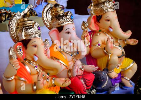 Am 7. September 2024 werden die neuen Götzen des Gottes, bekannt als Ganesha oder Ganapati, in einem Geschäft am Vorabend des Ganesh Festivals in Pune, Indien, verkauft. Stockfoto