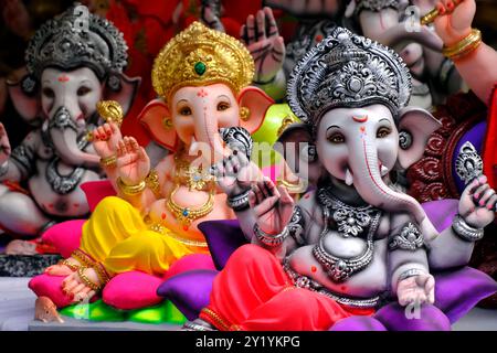 Am 7. September 2024 werden die neuen Götzen des Gottes, bekannt als Ganesha oder Ganapati, in einem Geschäft am Vorabend des Ganesh Festivals in Pune, Indien, verkauft. Stockfoto