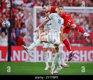 Kopenhagen, Dänemark. September 2024. Pierre-Emile Hoejbjerg, Dänemark (w23) und Sasa Lukic, Serbien (10) wetteifern am 8. September 2024 in Parken in Kopenhagen um den Ball in der Gruppe A der UEFA Nations League zwischen Dänemark und Serbien. Quelle: Ritzau/Alamy Live News Stockfoto