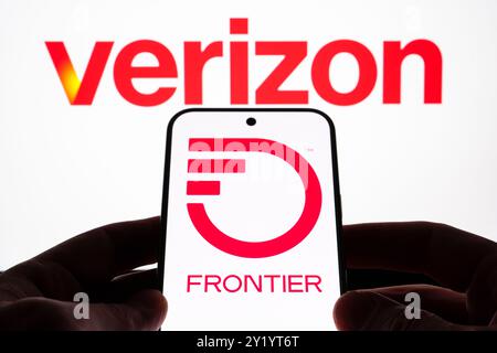 Die Logos von Verizon und Frontier Communications werden auf Bildschirmgeräten angezeigt und betonen die Partnerschaft im Telekommunikationsbereich. Stafford, Großbritannien, September Stockfoto