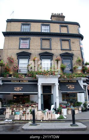 Blumenhändler vor dem Prince Alfred Pub, Bayswater, City of Westminster, London, England, Vereinigtes Königreich, Stockfoto