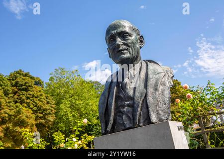 Schuman-Büste am Jubelpark in brüssel. Jean-Baptiste Nicolas Robert Schuman war französischer Ministerpräsident und bereitete als Außenminister des Landes den Weg zur Schaffung der Montanunion vor Schuman-Plan. Später war er Präsident des Europäischen Parlaments. Schuma-Büste *** Schuman-Büste im Jubelpark in brüssel Jean Baptiste Nicolas Robert Schuman war französischer Premierminister und ebnete als Außenminister des Landes den Weg für die Schaffung des Schuman-Plans der Europäischen Gemeinschaft für Kohle und Stahl Stockfoto