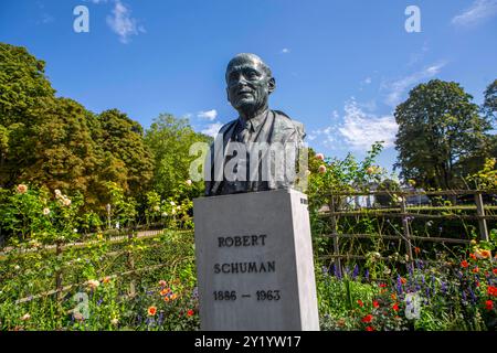 Schuman-Büste am Jubelpark in brüssel. Jean-Baptiste Nicolas Robert Schuman war französischer Ministerpräsident und bereitete als Außenminister des Landes den Weg zur Schaffung der Montanunion vor Schuman-Plan. Später war er Präsident des Europäischen Parlaments. Schuma-Büste *** Schuman-Büste im Jubelpark in brüssel Jean Baptiste Nicolas Robert Schuman war französischer Premierminister und ebnete als Außenminister des Landes den Weg für die Schaffung des Schuman-Plans der Europäischen Gemeinschaft für Kohle und Stahl Stockfoto