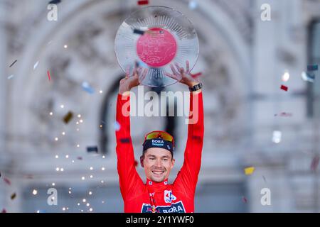 Madrid, Madrid, Spanien. September 2024. Primoz Roglic aus Slowenien und Team Red Bull Bora - Hansgrohe feierten seinen Sieg am 8. September 2024 in Madrid, Spanien, am Ende der 79. Tour of Spain 2024 - Stage 21. (Kreditbild: © Alberto Gardin/ZUMA Press Wire) NUR REDAKTIONELLE VERWENDUNG! Nicht für kommerzielle ZWECKE! Quelle: ZUMA Press, Inc./Alamy Live News Stockfoto