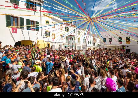 Parodie auf das menorquinische Pferdefest mit Eseln, 'Jaleo d'ASEs', Sant Bartomeu Festival, Ferreries, Menorca, Balearen, Spanien. Stockfoto