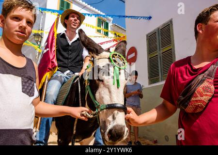 Parodie auf das menorquinische Pferdefest mit Eseln, 'Jaleo d'ASEs', Sant Bartomeu Festival, Ferreries, Menorca, Balearen, Spanien. Stockfoto