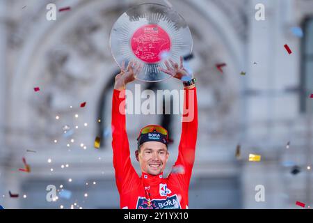 Madrid, Madrid, Spanien. September 2024. Primoz Roglic aus Slowenien und Team Red Bull Bora - Hansgrohe feierten seinen Sieg am 8. September 2024 in Madrid, Spanien, am Ende der 79. Tour of Spain 2024 - Stage 21. (Kreditbild: © Alberto Gardin/ZUMA Press Wire) NUR REDAKTIONELLE VERWENDUNG! Nicht für kommerzielle ZWECKE! Quelle: ZUMA Press, Inc./Alamy Live News Stockfoto