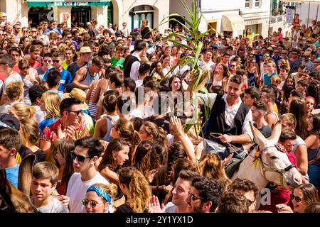 Parodie auf das menorquinische Pferdefest mit Eseln, 'Jaleo d'ASEs', Sant Bartomeu Festival, Ferreries, Menorca, Balearen, Spanien. Stockfoto