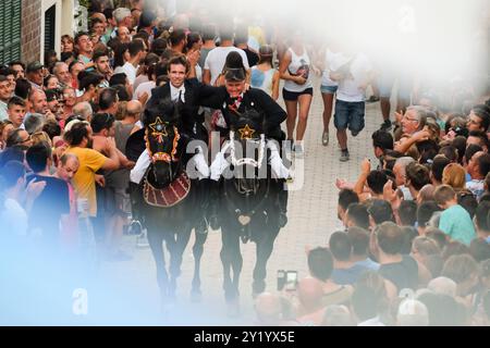 Traditioneller Tanz mit Pferden, „Jaleo“, aus dem 14. Jahrhundert, Festlichkeiten von Sant Bartomeu, Ferreries, Menorca, Balearen, Spanien. Stockfoto