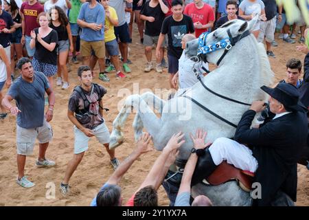 Traditioneller Tanz mit Pferden, „Jaleo“, aus dem 14. Jahrhundert, Festlichkeiten von Sant Bartomeu, Ferreries, Menorca, Balearen, Spanien. Stockfoto