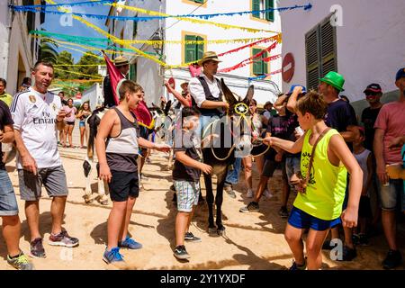 Parodie auf das menorquinische Pferdefest mit Eseln, 'Jaleo d'ASEs', Sant Bartomeu Festival, Ferreries, Menorca, Balearen, Spanien. Stockfoto