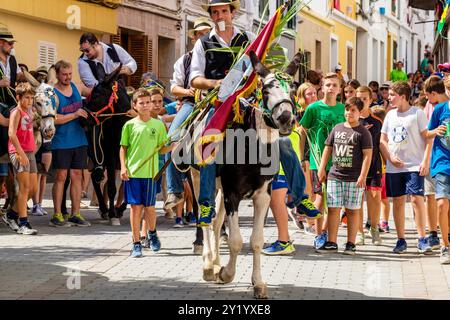 Parodie auf das menorquinische Pferdefest mit Eseln, 'Jaleo d'ASEs', Sant Bartomeu Festival, Ferreries, Menorca, Balearen, Spanien. Stockfoto