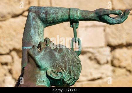 Fidelius, Bronzeskulptur pasteur, Koch, Finlay und ferran gewidmet, Werk von Manuel Ramos González, Illa del Llatzeret, Mahón, Menorca, Spanien. Stockfoto