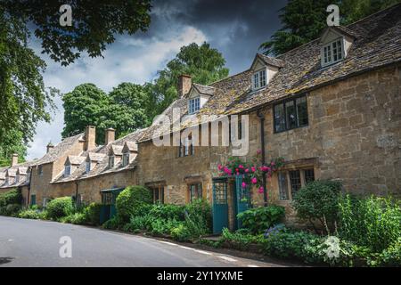 Charmante Steinhäuser an der Dorfstraße Stockfoto