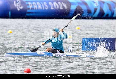 Paris, Frankreich. September 2024. Paralympics Paris2024. Para Canoe. Olympia-Nautikstadion. Paris. Shakhnoza Mirzaeva (UZB) im Para Canoe Finals während der Paralympics 2024 in Paris im Olympischen Nautikstadion, Frankreich. Quelle: Sport In Pictures/Alamy Live News Stockfoto