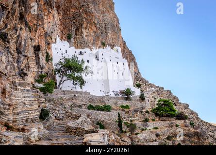 Das Kloster Hozoviotissa in Amorgos, das zweitälteste Kloster Griechenlands, erbaut 1017, das buchstäblich 300 m über dem Meer auf der Klippe hängt Stockfoto