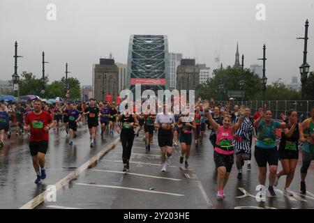 Newcastle upon Tyne, Großbritannien. September 2024. Der Great North Run 2024 mit Läufern für den weltgrößten Halbmarathon für Läufer aller Fähigkeiten, Newcastle upon Tyne, Großbritannien, September 2024, Quelle: DEW/Alamy Live News Stockfoto