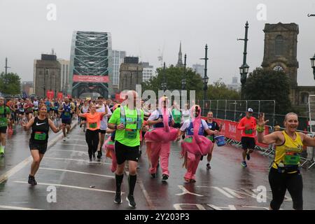 Newcastle upon Tyne, Großbritannien. September 2024. Der Great North Run 2024 mit Läufern für den weltgrößten Halbmarathon für Läufer aller Fähigkeiten, Newcastle upon Tyne, Großbritannien, September 2024, Quelle: DEW/Alamy Live News Stockfoto