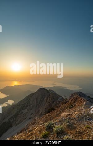 Babadag Bergwelt bei Sonnenuntergang mit Blick auf den Strand Oludeniz in Fethiye, Türkei Stockfoto