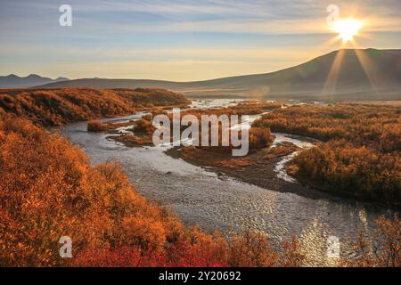 Herbstsonnenaufgang über dem Blackstone River im kanadischen Yukon-Territorium Stockfoto