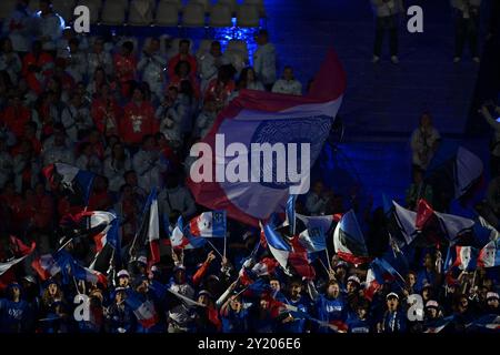 Paris, Frankreich. September 2024. Fans Frankreichs nehmen an der Abschlusszeremonie der Paralympischen Spiele 2024 am 8. September 2024 im Stade de France in Paris Teil. Foto: Firas Abdullah/ABACAPRESS. COM Credit: Abaca Press/Alamy Live News Stockfoto
