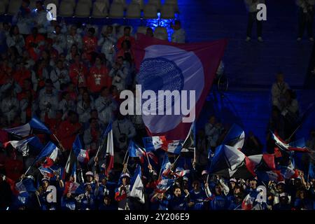 Paris, Frankreich. September 2024. Fans Frankreichs nehmen an der Abschlusszeremonie der Paralympischen Spiele 2024 am 8. September 2024 im Stade de France in Paris Teil. Foto: Firas Abdullah/ABACAPRESS. COM Credit: Abaca Press/Alamy Live News Stockfoto