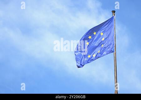 Prag, Region Prag, Tschechische Republik. September 2024. Die europäische Flagge. Ein Spaziergang in der zentraleuropäischen Hauptstadt Prag am 7. September 2024. (Kreditbild: © Adrien Fillon/ZUMA Press Wire) NUR REDAKTIONELLE VERWENDUNG! Nicht für kommerzielle ZWECKE! Stockfoto