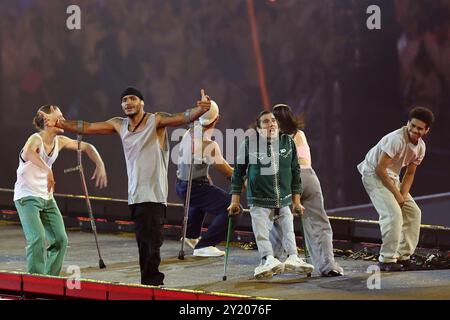 Paris, Frankreich. September 2024. Paralympics, Paris 2024, Abschlusszeremonie, Stade de France. Breakdancer demonstrieren ihre Fähigkeiten. Quelle: Jens Büttner/dpa/Alamy Live News Stockfoto