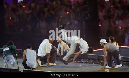 Paris, Frankreich. September 2024. Paralympics, Paris 2024, Abschlusszeremonie, Stade de France. Breakdancer demonstrieren ihre Fähigkeiten. Quelle: Jens Büttner/dpa/Alamy Live News Stockfoto