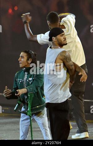 Paris, Frankreich. September 2024. Paralympics, Paris 2024, Abschlusszeremonie, Stade de France. Breakdancer demonstrieren ihre Fähigkeiten. Quelle: Jens Büttner/dpa/Alamy Live News Stockfoto