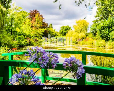 Beeindruckender Blick auf Monets Garten mit japanischer Brücke im Vordergrund, Giverny, Frankreich Stockfoto