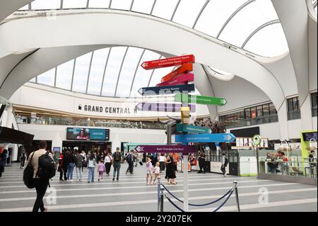 Inneres des Bahnhofs Birmingham New Street mit Wegbeschreibung zu den Sehenswürdigkeiten der Stadt, in den West Midlands, Großbritannien Stockfoto