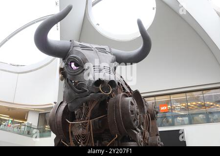 Ozzy the Bull, das riesige mechanische und beliebte Herzstück der Eröffnungszeremonie der Commonwealth Games 2022 in Birmingham, eine Hommage an die Geschichte der Region Stockfoto