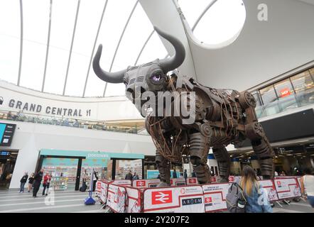 Ozzy the Bull, das riesige mechanische und beliebte Herzstück der Eröffnungszeremonie der Commonwealth Games 2022 in Birmingham, eine Hommage an die Geschichte der Region Stockfoto