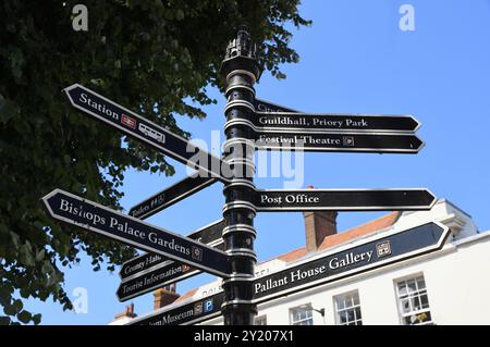 Wegweiser zu den wichtigsten Sehenswürdigkeiten im Zentrum von Chichester, West Sussex, Großbritannien Stockfoto