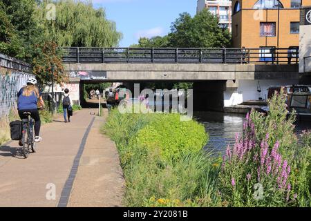 Regents Canal zwischen Caledonian Road und York Way, in der Nähe von Kings Cross, an einem Sommertag, Nord-London, Großbritannien Stockfoto