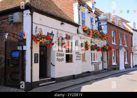 Hübsche Pubs und Cafés an der St Martin's Street in Chichester, West Sussex, Großbritannien Stockfoto