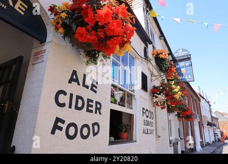 Hübsche Pubs und Cafés an der St Martin's Street in Chichester, West Sussex, Großbritannien Stockfoto