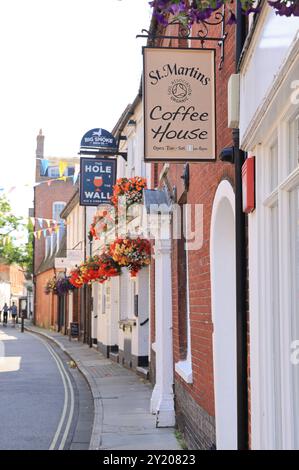 Hübsche Pubs und Cafés an der St Martin's Street in Chichester, West Sussex, Großbritannien Stockfoto