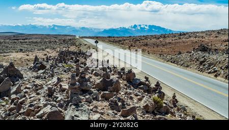 Atemberaubende asphaltierte Straße durch den Aussichtspunkt Vulkane (mirador de los volcanes) im Nationalreservat Salinas y Aguada Blanca, Peru Stockfoto