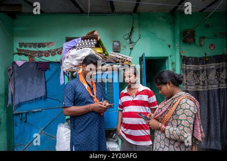 Neu-Delhi, Indien. September 2024. Ein Freiwilliger der Bharatiya Janata Party (BJP) füllt die Mitgliedsdaten in eine mobile App aus, während der BJP-Parteimitgliedschaft in der Hauptstadt Indiens stattfindet. Die Bharatiya Janata Party (indische Regierungspartei) hat in ganz Indien eine Mitgliedschaft begonnen. Sie zielt auf die Mitgliederentwicklung der Partei insbesondere auf Jugendliche, Frauen und Stammesgemeinschaften ab. Sie betonten, dass sie in Gebieten, in denen die Partei bei den jüngsten Wahlen schlecht abgeschnitten hatte, die Initiative eingeleitet haben. Quelle: SOPA Images Limited/Alamy Live News Stockfoto