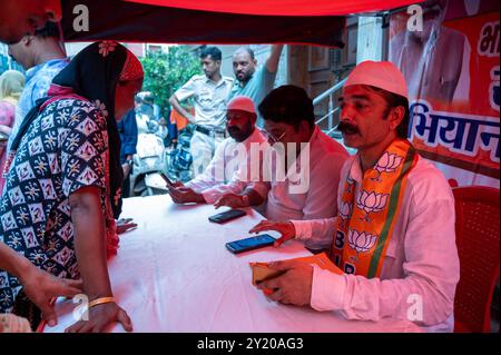 Neu-Delhi, Indien. September 2024. Bharatiya Janata Party (BJP) Freiwillige (hauptsächlich Muslime) nehmen an der Parteimitgliedschaft der BJP in der Nähe von Hazrat Nizamuddin Dargah Teil. Die Bharatiya Janata Party (indische Regierungspartei) hat in ganz Indien eine Mitgliedschaft begonnen. Sie zielt auf die Mitgliederentwicklung der Partei insbesondere auf Jugendliche, Frauen und Stammesgemeinschaften ab. Sie betonten, dass sie in Gebieten, in denen die Partei bei den jüngsten Wahlen schlecht abgeschnitten hatte, die Initiative eingeleitet haben. Quelle: SOPA Images Limited/Alamy Live News Stockfoto