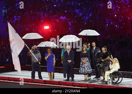 Paris, Frankreich. September 2024. Paralympics, Paris 2024, Abschlusszeremonie, Stade de France. Karen Bass (3. Von links), Bürgermeisterin von Los Angeles, Austragungsort der nächsten Paralympischen Spiele 2028, Anne Hidalgo (4. Von rechts), Bürgermeisterin von Paris, und Andrew Parsons (M), Präsident des Internationalen Paralympischen Komitees (IPC) stehen während der Übergabe der Paralympischen Flagge auf der Bühne. Quelle: Jens Büttner/dpa/Alamy Live News Stockfoto