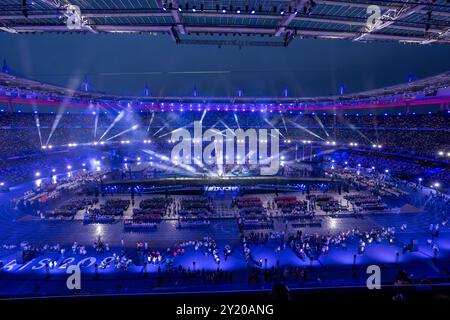 Paris, Frankreich. September 2024. PARIS, FRANKREICH - 8. SEPTEMBER: Ein allgemeiner Überblick über die Innenausstattung mit Menge und Licht während der Abschlusszeremonie der Paralympischen Spiele Paris 2024 im Stade de France am 8. September 2024 in Paris, Frankreich. (Foto: Joris Verwijst/BSR Agency) Credit: BSR Agency/Alamy Live News Stockfoto