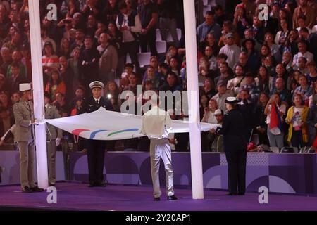 Paris, Frankreich. September 2024. Paralympics, Paris 2024, Abschlusszeremonie, Stade de France. Die paralympische Flagge ist abgesenkt. Quelle: Jens Büttner/dpa/Alamy Live News Stockfoto