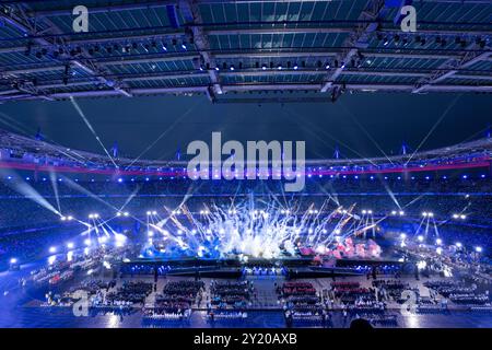 Paris, Frankreich. September 2024. PARIS, FRANKREICH - 8. SEPTEMBER: Ein allgemeiner Überblick über die Inneneinrichtung mit Feuerwerk während der Abschlusszeremonie der Paralympischen Spiele Paris 2024 im Stade de France am 8. September 2024 in Paris, Frankreich. (Foto: Joris Verwijst/BSR Agency) Credit: BSR Agency/Alamy Live News Stockfoto