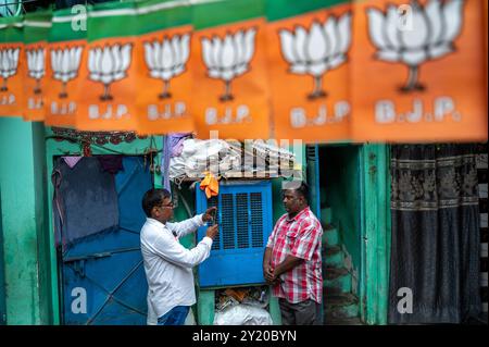 Der Freiwillige der Bharatiya Janata Party (BJP) macht Fotos von einem Slum-Mann und wird die Mitgliedschaftsdetails während der BJP-Parteimitgliedschaft in der indischen Hauptstadt in eine mobile App eintragen. Die Bharatiya Janata Party (indische Regierungspartei) hat in ganz Indien eine Mitgliedschaft begonnen. Sie zielt auf die Mitgliederentwicklung der Partei insbesondere auf Jugendliche, Frauen und Stammesgemeinschaften ab. Sie betonten, dass sie in Gebieten, in denen die Partei bei den jüngsten Wahlen schlecht abgeschnitten hatte, die Initiative eingeleitet haben. (Foto: Pradeep Gaur/SOPA Images/SIPA USA) Stockfoto