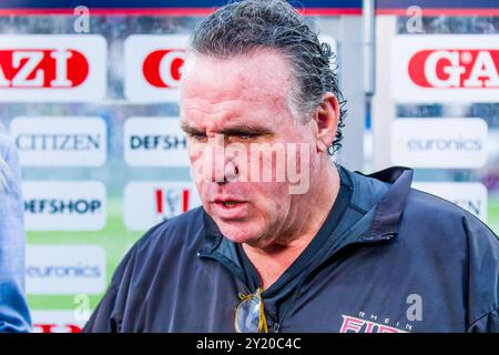 Stuttgart, Deutschland. September 2024. Europäische Fußballliga, elf/Halbfinalspiel: Rhein Feuer bei Stuttgart Surge am 08. September 2024, im Gazi-Stadion, Stuttgart, Deutschland, Jim Tomsula / Head Coach Rhein Fire. Frank Baumert/Alamy Live News Stockfoto